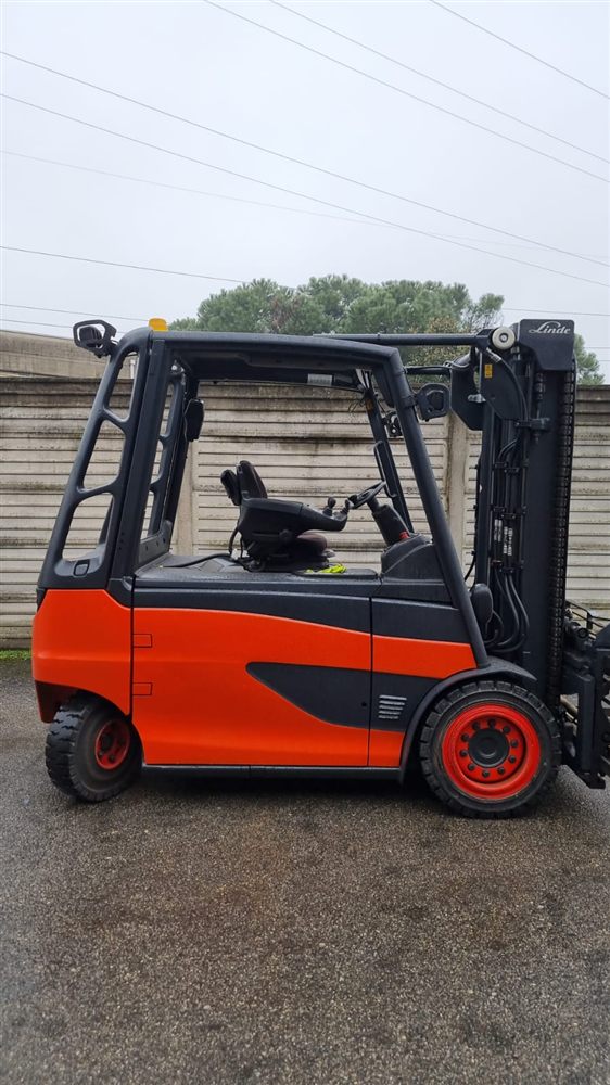 Noleggio Carrello Elevatore Frontale Elettrico 4 ruote Linde E50HL-01 a Milano e provincia